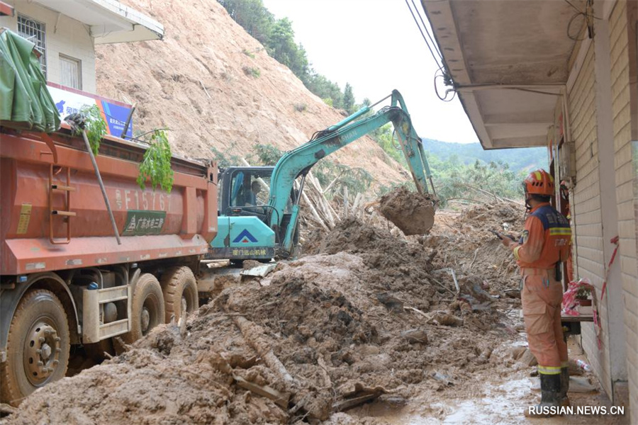 Из-за продолжительных проливных дождей в провинции Гуандун эвакуировано около 110 тыс. жителей