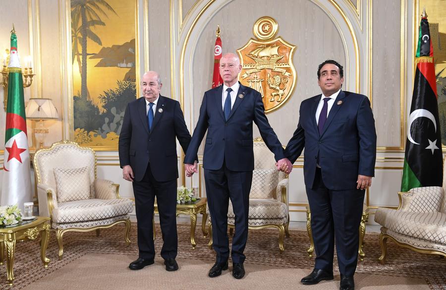 22 апреля, Тунис. Встреча президента Туниса Каиса Саида /в центре/, президента Алжира Абдельмаджида Теббуна /слева/ и председателя президентского совета Ливии Мухаммеда аль-Менфи /справа/. /Фото: Синьхуа/