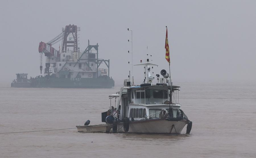 Четыре человека пропали без вести после столкновения судна с мостом в южно-китайской провинции Гуандун