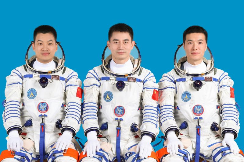 Китай представил членов экипажа пилотируемого космического корабля "Шэньчжоу-18"