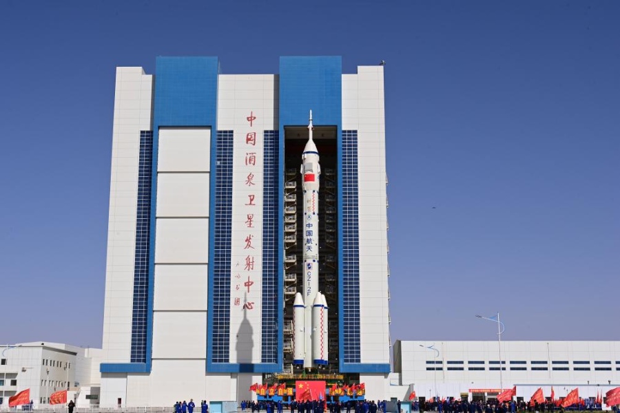 17 апреля 2024 года, установка из пилотируемого космического корабля "Шэньчжоу-18" и ракеты-носителя Long March-2F /"Чанчжэн-2-эф"/ прибыла на стартовую площадку космодрома Цзюцюань /Северо-Западный Китай/. /Фото: Синьхуа/ 