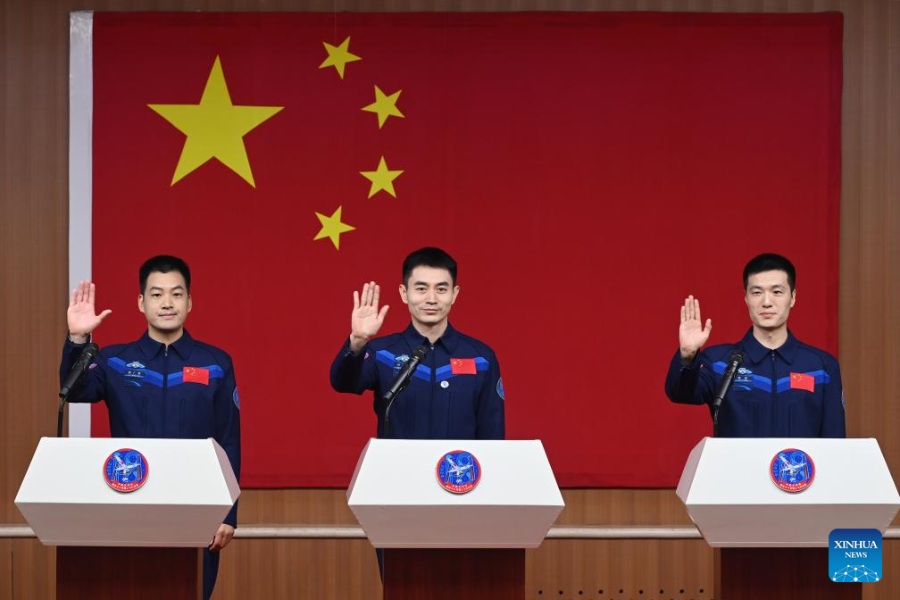 Космонавты китайской космической миссии "Шэньчжоу-18" встретились с прессой
