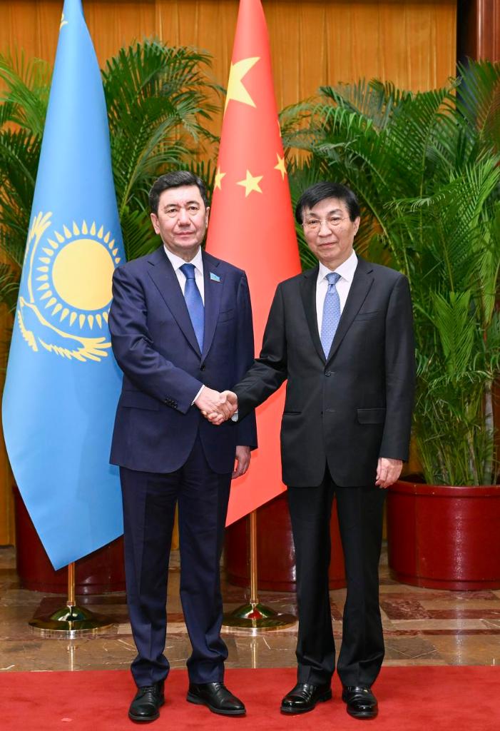 Председатель ВК НПКСК Ван Хунин провел встречу с председателем нижней палаты парламента Казахстана