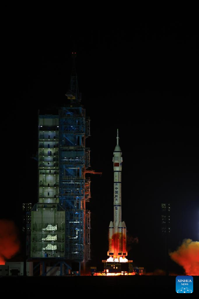 Китай запустил пилотируемый космический корабль "Шэньчжоу-18"