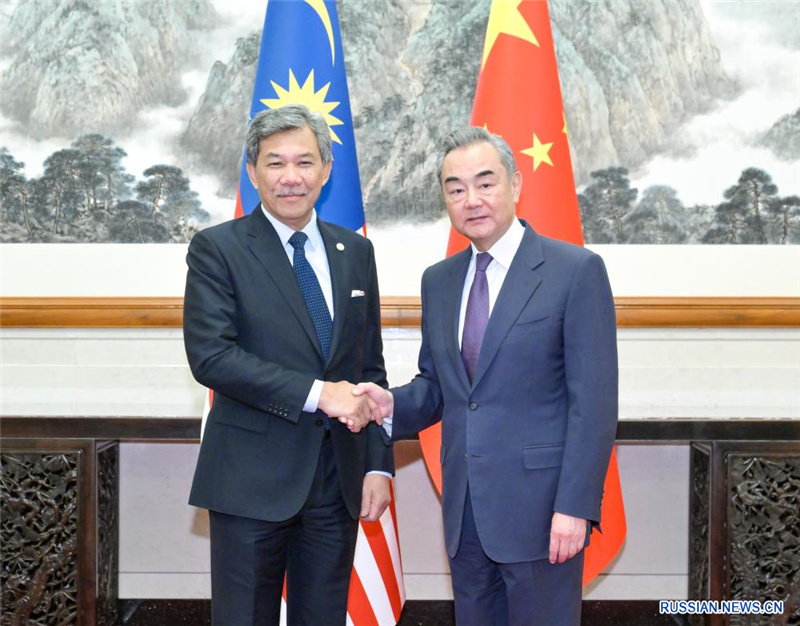 Глава МИД КНР Ван И провел переговоры со своим малайзийским коллегой