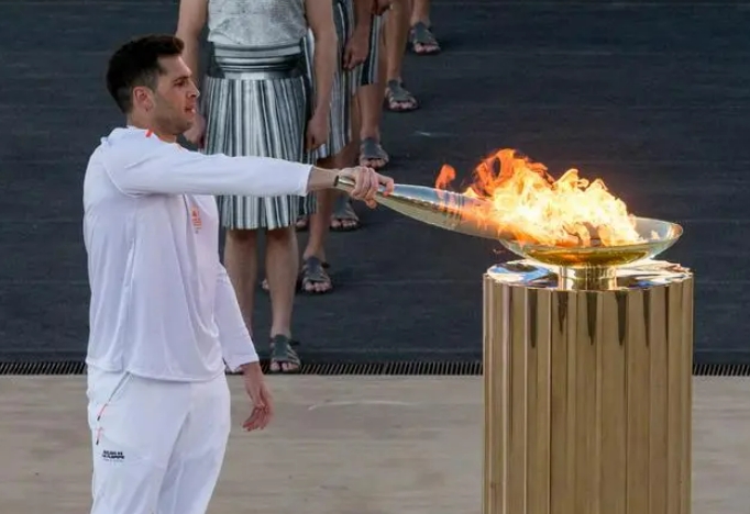 Олимпийский огонь передан организаторам летних Игр-2024 в Париже