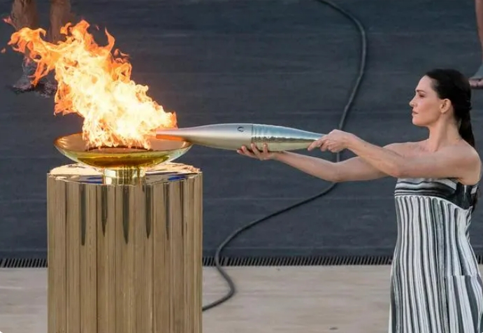 Олимпийский огонь передан организаторам летних Игр-2024 в Париже