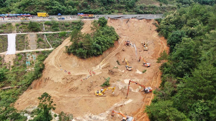 Число погибших в результате обвала шоссе в провинции Гуандун на юге Китая увеличилось до 48 человек