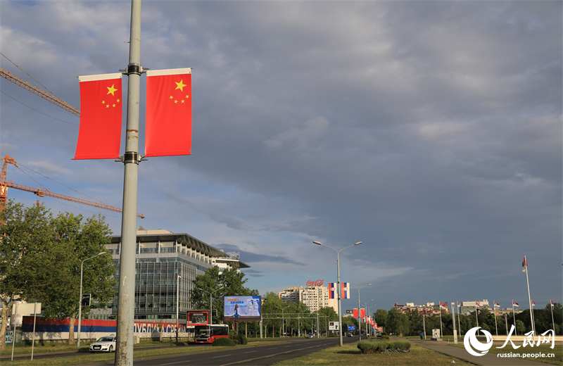 На улицах Белграда развесили флаги Китая и приветственные баннеры