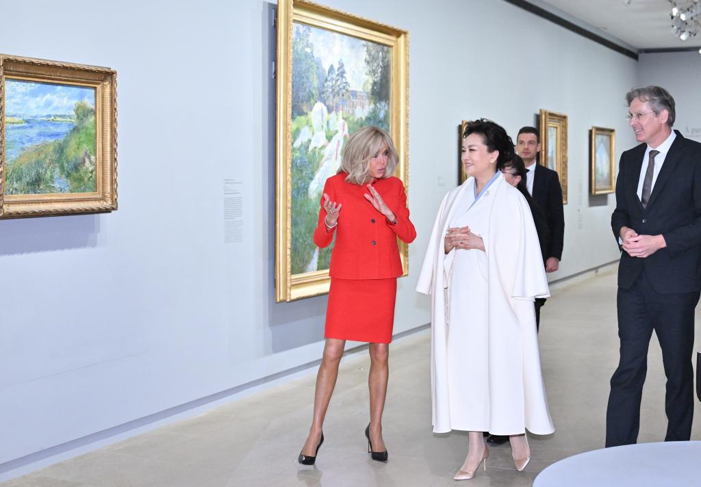 Пэн Лиюань и первая леди Франции посетили Музей Орсе