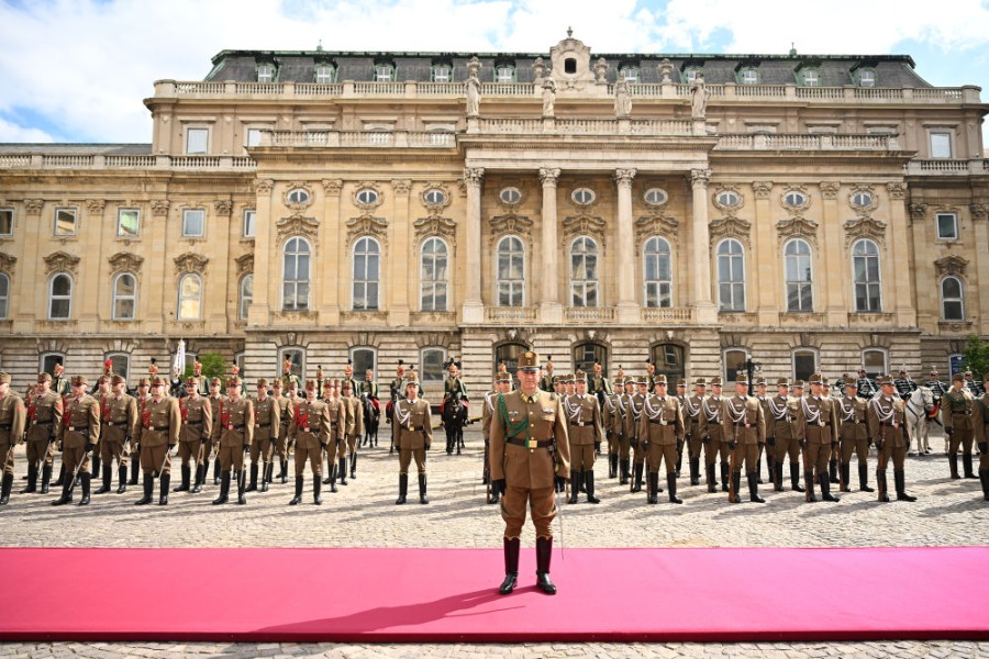 Си Цзиньпин принял участие в приветственной церемонии, организованной президентом Венгрии Т. Шуйоком и премьер-министром В. Орбаном
