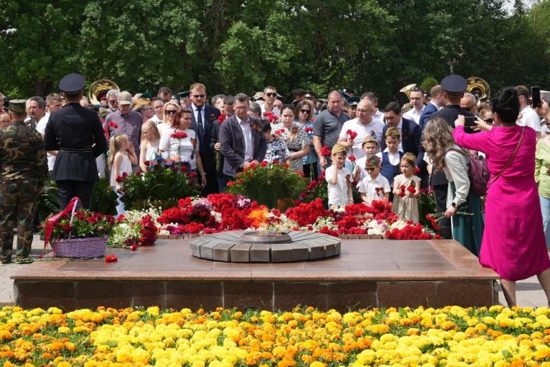 В Ташкенте прошла церемония возложения цветов на мемориале "Братские могилы"