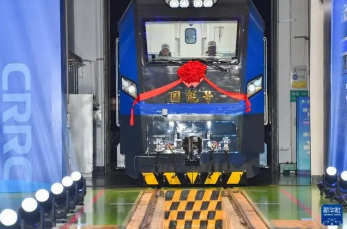 В Китае сошел с конвейера первый интеллектуальный электровоз для вождения тяжеловесных поездов