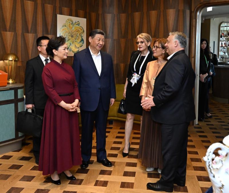 Си Цзиньпин принял участие в торжественной церемонии проводов, организованной премьер-министром Венгрии В. Орбаном