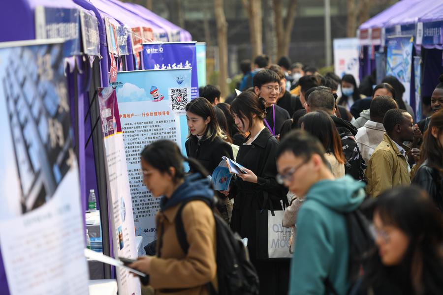 Китай планирует трудоустроить 34,4 тыс. выпускников вузов на должности на низовом уровне