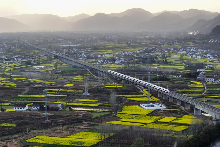 В январе-апреле пассажиропоток на железных дорогах Китая вырос на 22,9 проц.