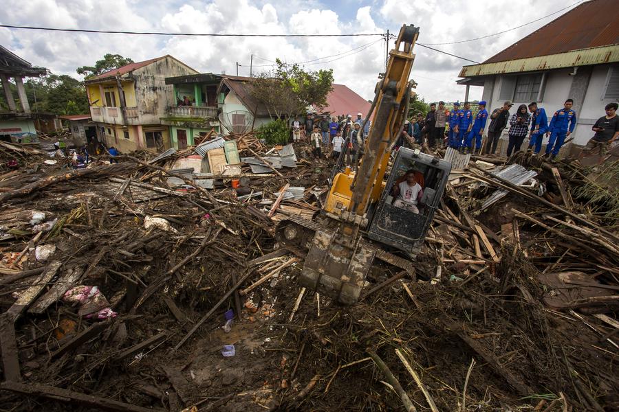 Число погибших в результате наводнений в Индонезии достигло 67 человек