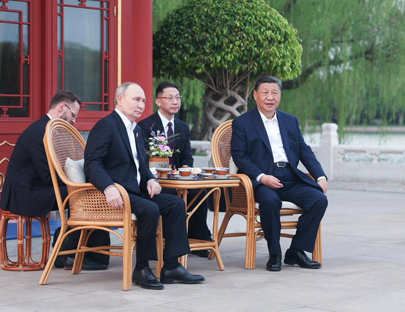 Си Цзиньпин провел встречу в узком кругу с В. Путиным в резиденции Чжуннаньхай