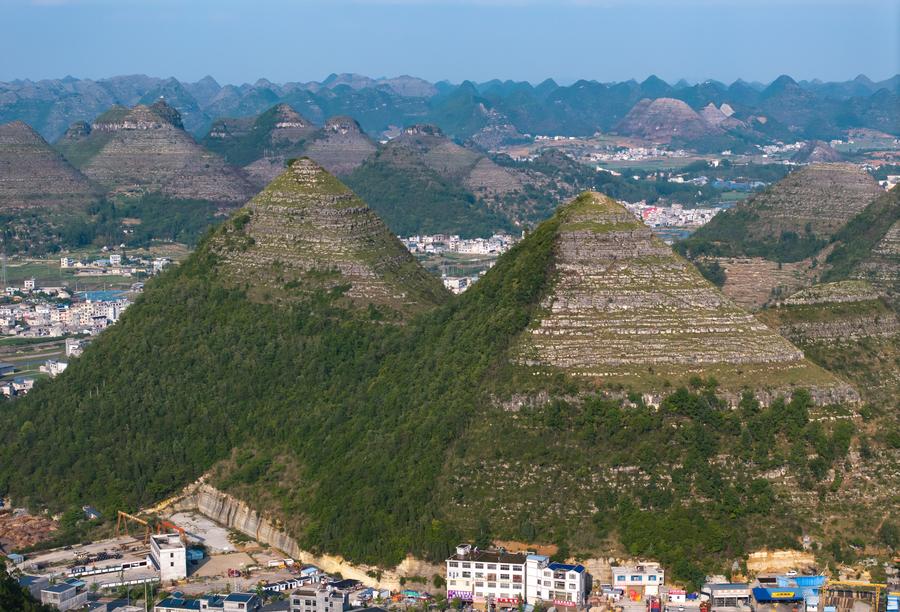 Горы пирамидальной формы в провинции Гуйчжоу на юго-западе Китая стали новым туристическим магнитом