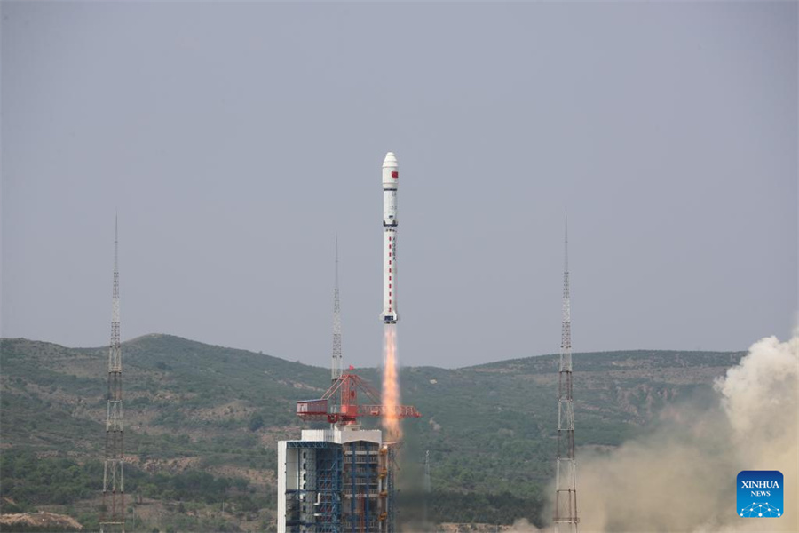 Китай запустил четыре новых спутника