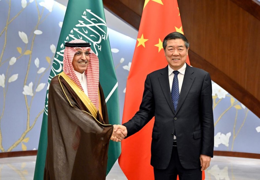 Вице-премьер Госсовета КНР провел встречу с министром финансов Саудовской Аравии