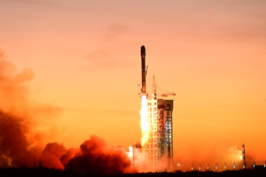 30 декабря 2023 года, Цзюцюань, Китай. Ракета-носитель "Чанчжэн-2С" /Long March-2C/ со спутником для тестирования спутниковых интернет-технологий стартует с космодрома Цзюцюань /Северо-Западный Китай/. /Фото: Синьхуа/