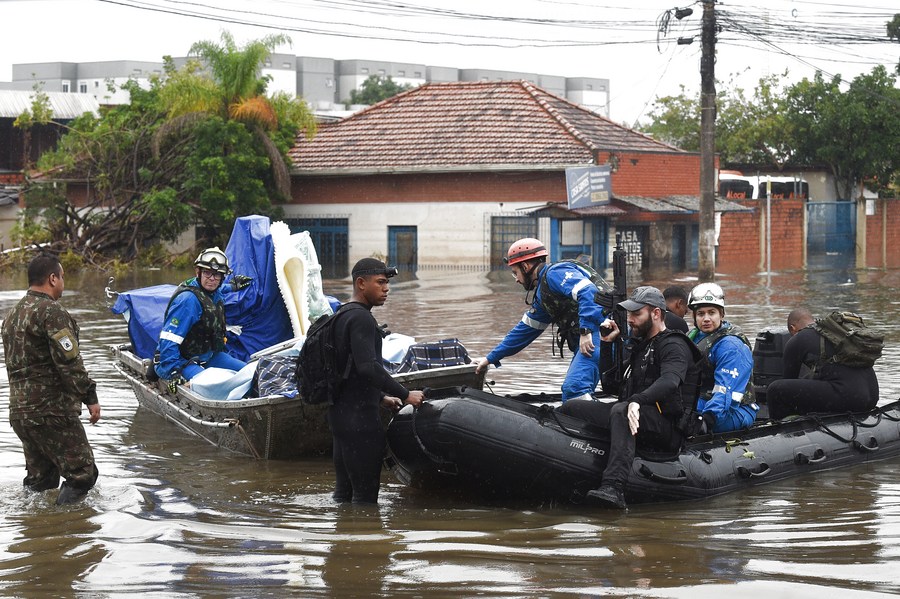 Число жертв продолжительных экстремальных погодных условий на юге Бразилии возросло до 161 человека