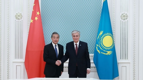  Президент Казахстана провел встречу с главой МИД КНР
