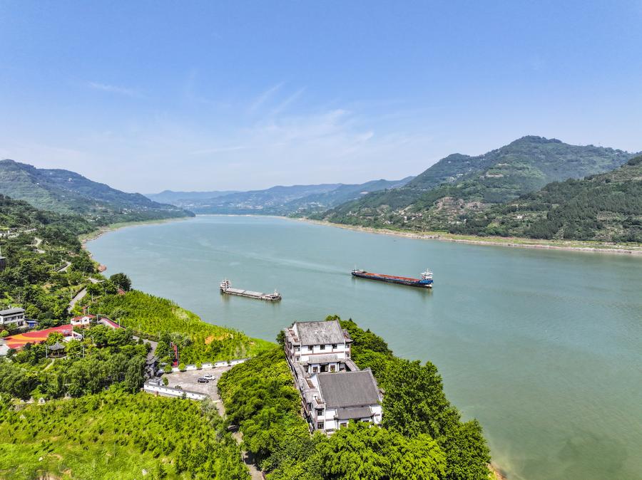 На фотографии, сделанной дроном 15 мая 2024 года, запечатлены пейзажи реки Янцзы в районе Ваньчжоу города Чунцин на юго-западе Китая. /Фото: Синьхуа/ 
