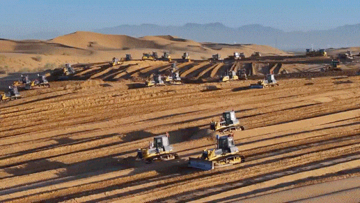 Сотни бульдозеров в пустыне Кубуци во Внутренней Монголии выравнивают песок для установления солнечных батарей