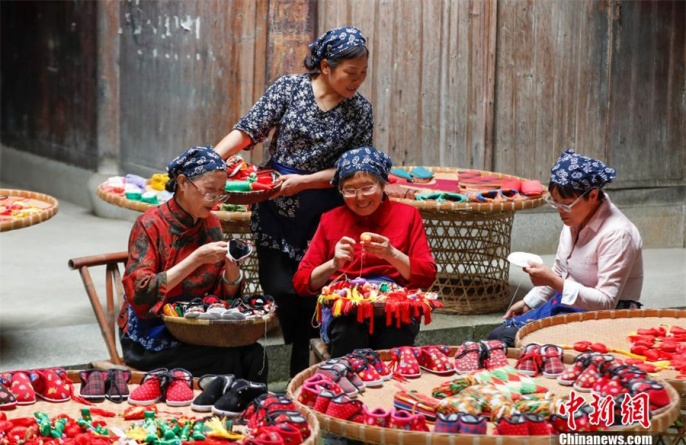 Парчовые мешочки изготавливают к празднику Дуаньу в провинции Аньхой