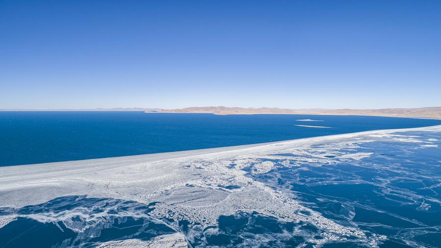 Команда из китайских и иностранных исследователей изучает изменение климата в районе самого высокогорного соленого озера в мире