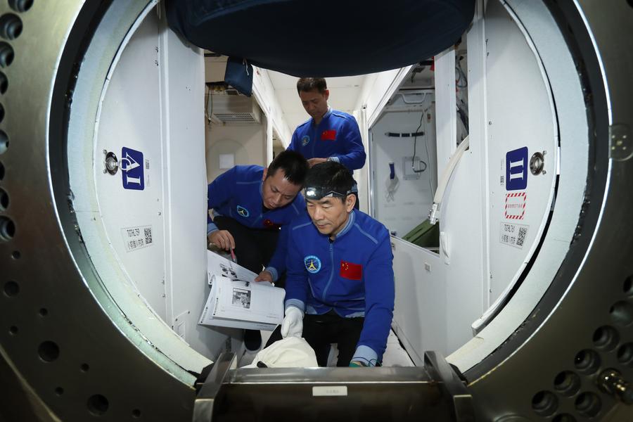 22 апреля 2021 года, китайские космонавты Не Хайшэн, Лю Бомин и Тан Хунбо проходят подготовку. /Фото: Синьхуа/