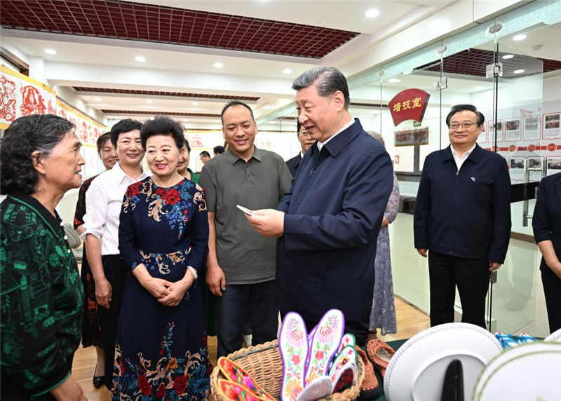 Си Цзиньпин призвал совершенствовать общинные услуги на благо людей