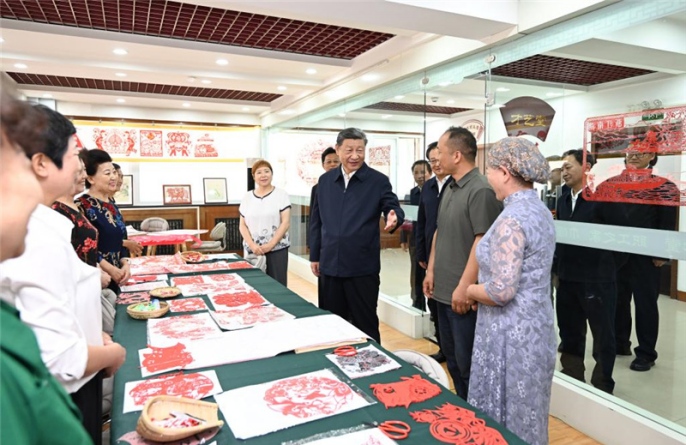 Си Цзиньпин призвал совершенствовать общинные услуги на благо людей