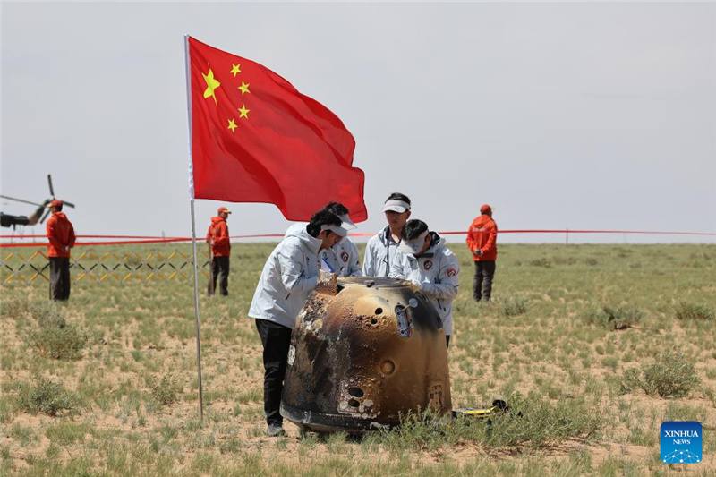 Возвращаемый модуль китайского зонда "Чанъэ-6" доставил на Землю образцы грунта с обратной стороны Луны