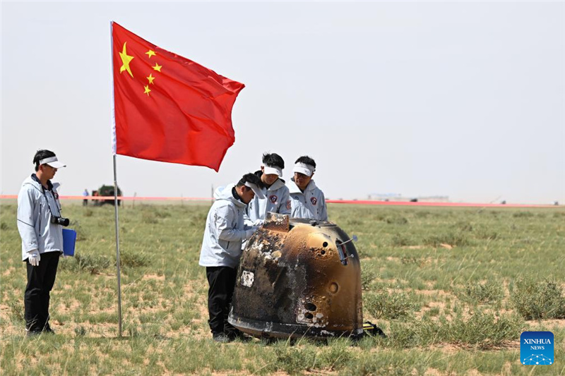Возвращаемый модуль китайского зонда "Чанъэ-6" доставил на Землю образцы грунта с обратной стороны Луны
