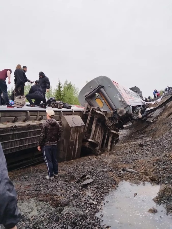 Около 70 человек пострадали при сходе поезда с рельсов в российской Республике Коми