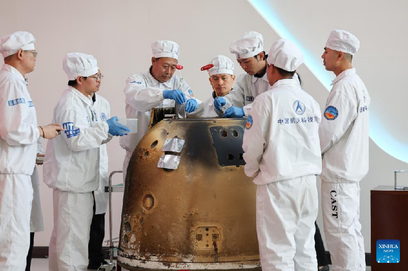Кабина возвращаемого модуля зонда "Чанъэ-6" с образцами грунта с обратной стороны Луны была открыта после прибытия модуля в Пекин