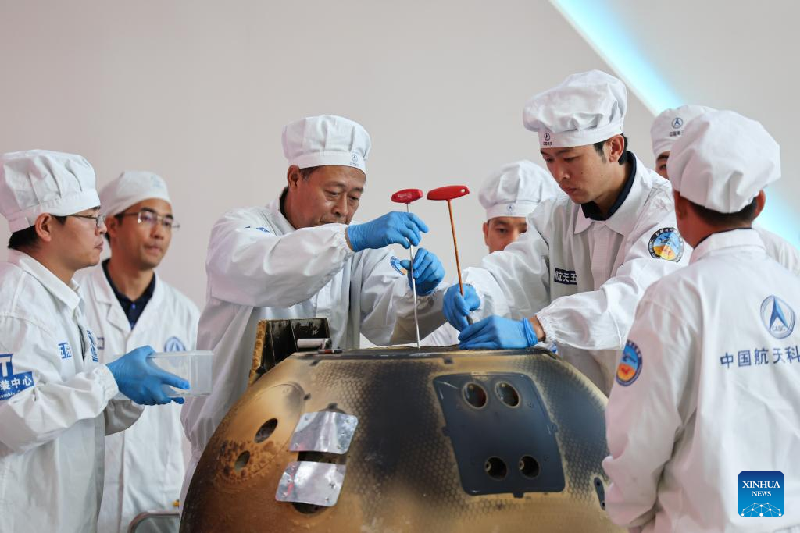 Кабина возвращаемого модуля зонда "Чанъэ-6" с образцами грунта с обратной стороны Луны была открыта после прибытия модуля в Пекин