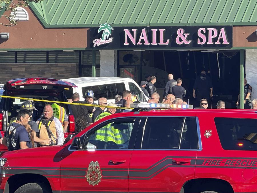 Четыре человека погибли, девять пострадали в результате наезда минивэна на маникюрный салон в штате Нью-Йорк