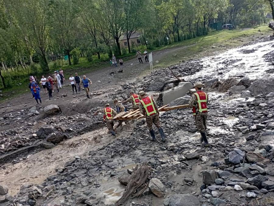 В Кыргызстане пять человек погибли в результате схода селевых потоков