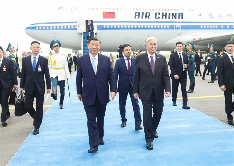 Си Цзиньпин прибыл с государственным визитом в Казахстан, где он также примет участие в 24-м заседании Совета глав государств-членов ШОС