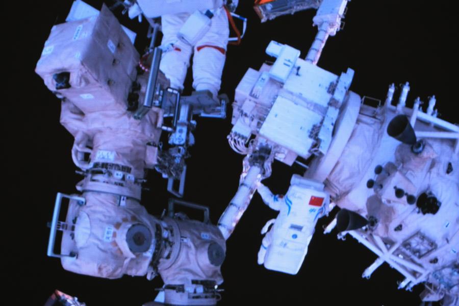 Экипаж космического корабля "Шэньчжоу-18" совершит второй выход в открытый космос