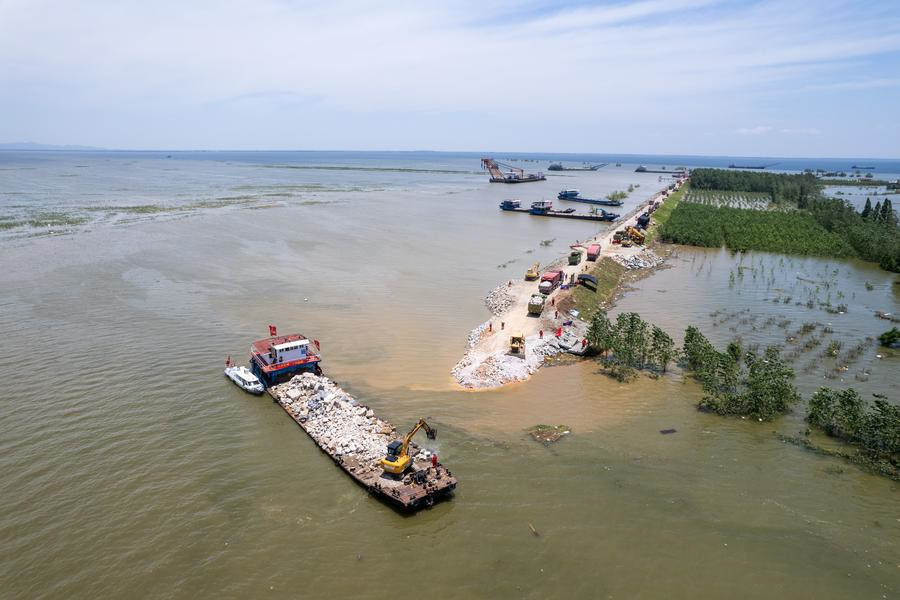 Более 700 военнослужащих Южной зоны боевого командования НОАК направлены в пострадавшие от наводнений районы провинции Хунань