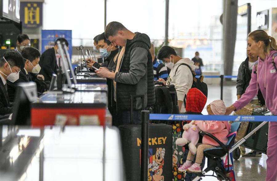 25 апреля 2024 года, пассажиры регистрируются на рейсы в международном аэропорту "Дивопу" в городе Урумчи Синьцзян-Уйгурского автономного района /Северо-Западный Китай/. /Фото: Синьхуа/