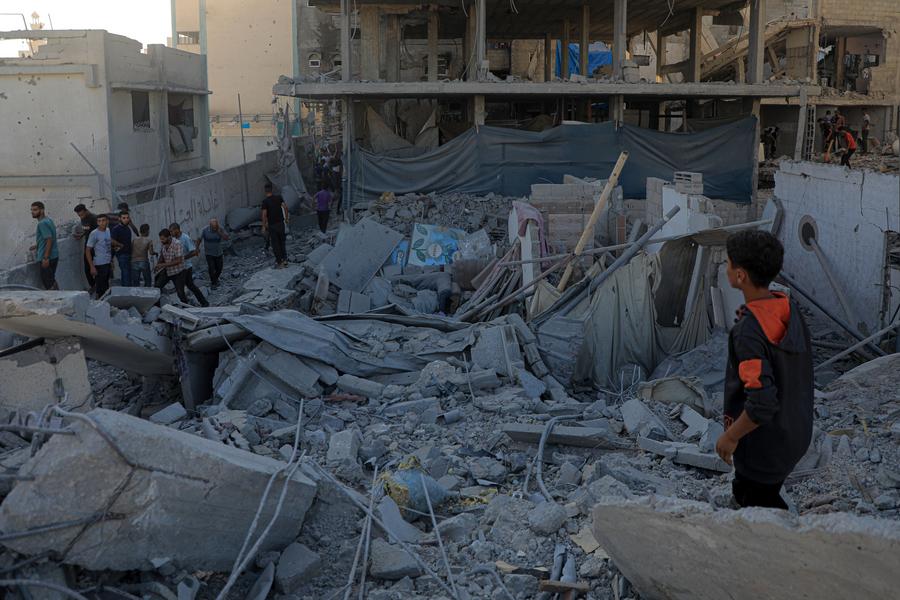 3 июля, Хан-Юнис, сектор Газа. Люди у разрушенного здания после израильского авиаудара. /Фото: Синьхуа/