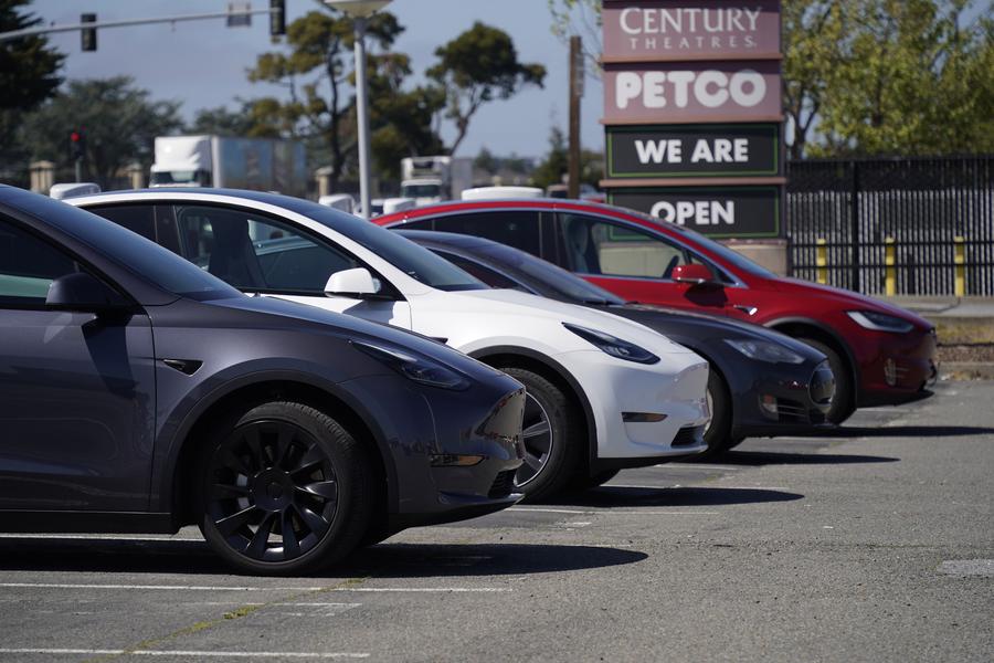 2 апреля, паркинг с автомобилями Tesla в Сан-Бруно, штат Калифорния, США. /Фото: Синьхуа/