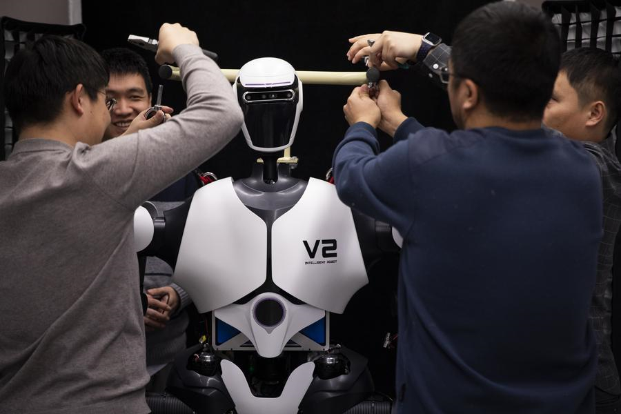 31 января 2024 года, исследователи настраивают человекоподобного робота в лаборатории искусственного интеллекта. /Фото: Синьхуа/