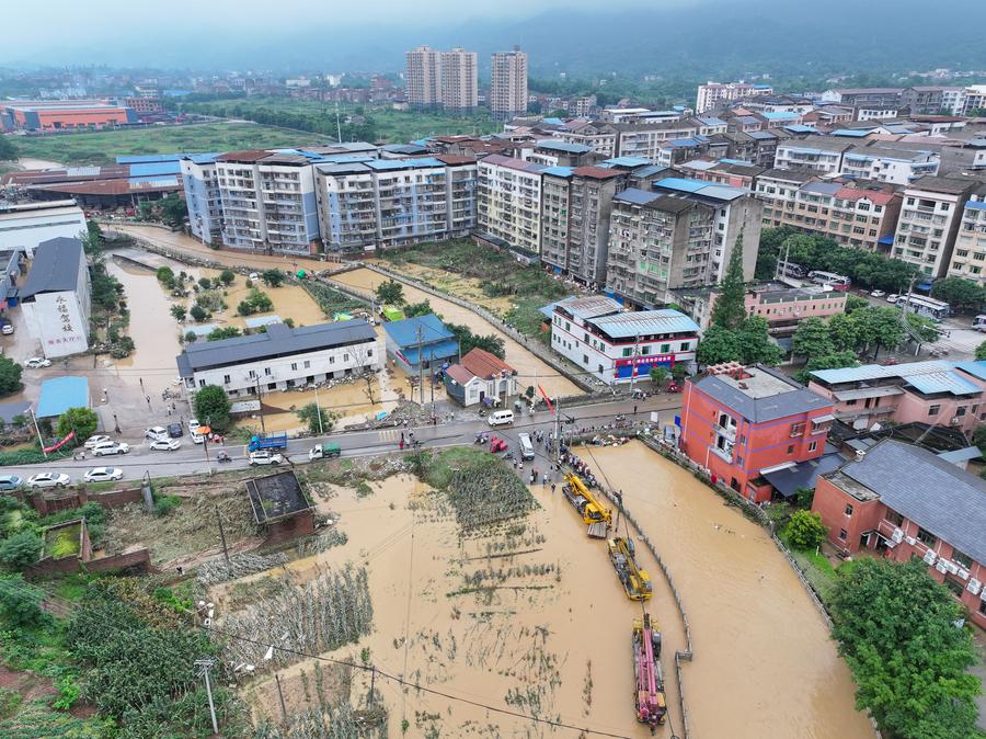 На фотографии, сделанной с беспилотника 11 июля 2024 года, видна река после сильного дождя в поселке Чэнси уезда Дяньцзян города Чунцин на юго-западе Китая. /Фото: Синьхуа/